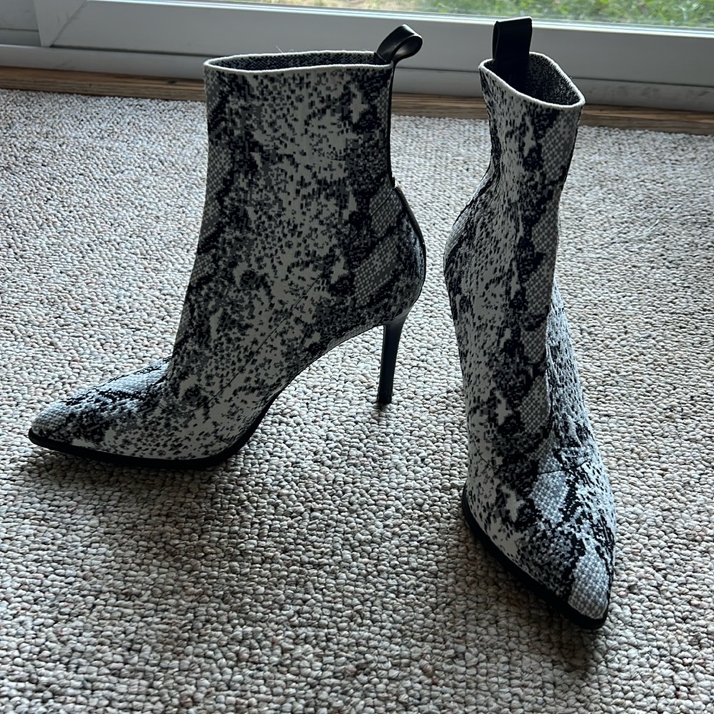 Steve Madden Snake Skin Heeled Boots. Size Women’s 7.